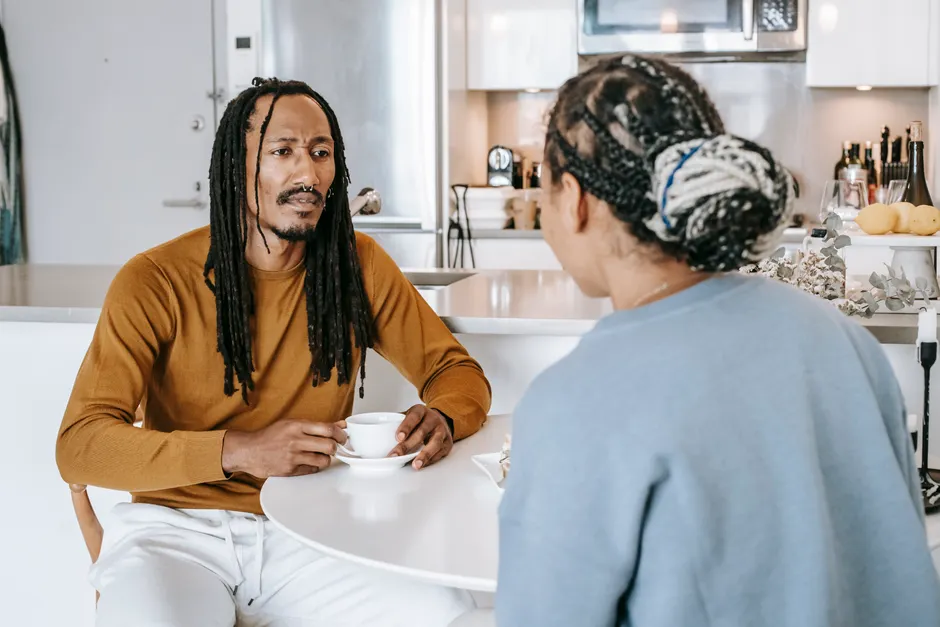 Couple sous pression : 5 gestes pour retrouver du lien African American male having conversation with African American female in kitchen while having breakfast