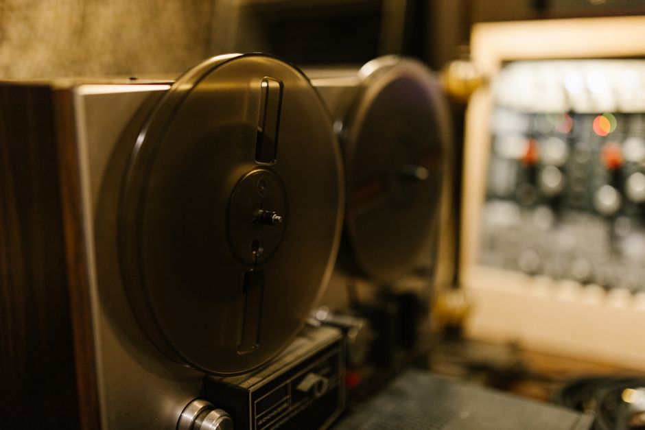 Amour éternel : Everlasting Love et ses reprises depuis 1967 Close-up of a vintage tape recorder in a professional recording studio setting.