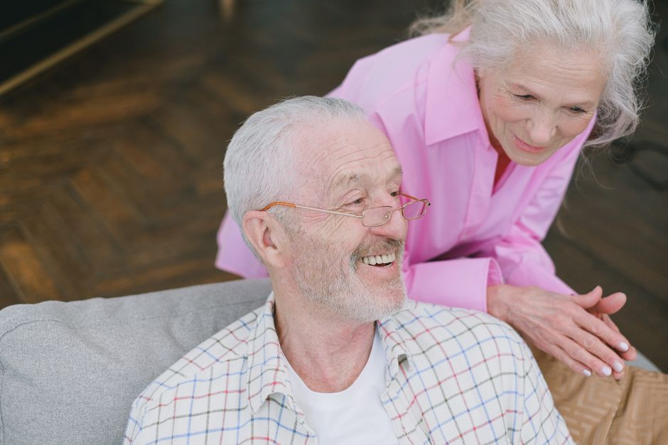 Après 60 ans, les enfants quittent la maison : le couple recalcule tout Elderly couple enjoying affectionate conversation at home.