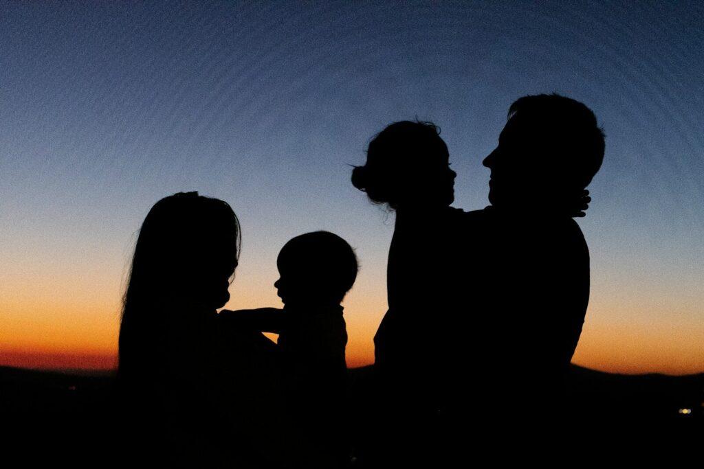 Comment se déroule une médiation familiale : le guide pour aborder sereinement chaque étape silhouette of 2 women and man standing during sunset