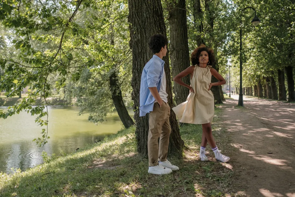 À 17 ans, la qualité du couple peut compter jusqu’à 27 ans, sans boule de cristal Teen couple in a park by a lake, enjoying a sunny day and each other's company.