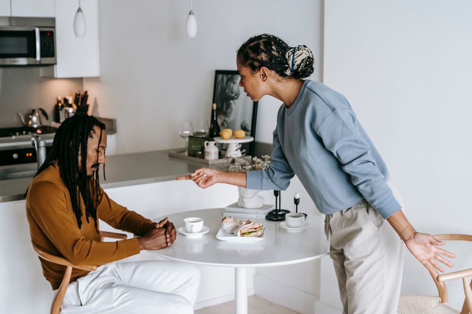 Durée du couple : 10,5 ans de suivi pour distinguer l’âge et le lien Young black woman blaming ethnic depressed boyfriend sitting at table in living room at home