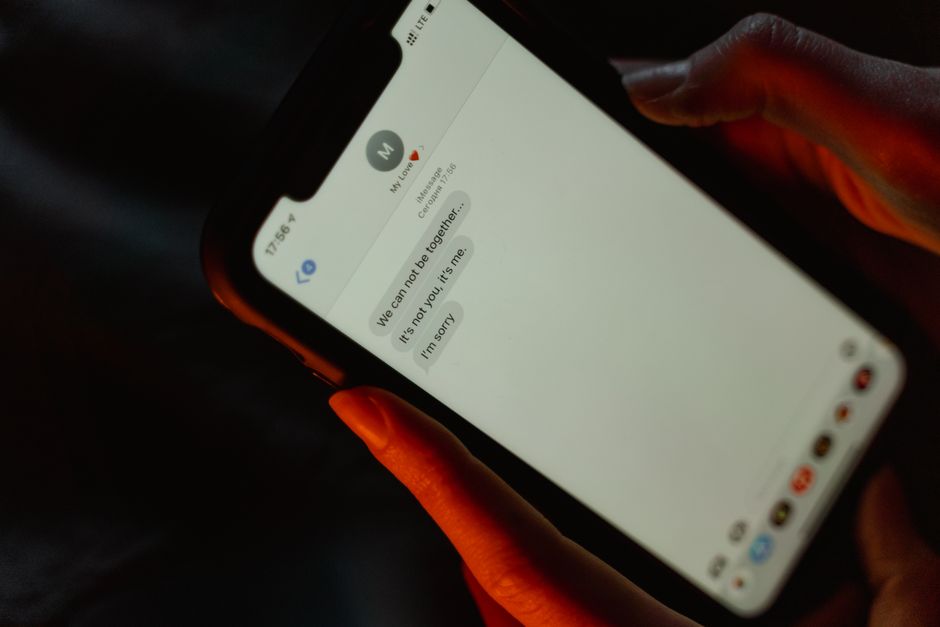 Flirt léger : 7 signes et le piège du décodage A close-up view of a text message on a smartphone screen displaying a breakup message.