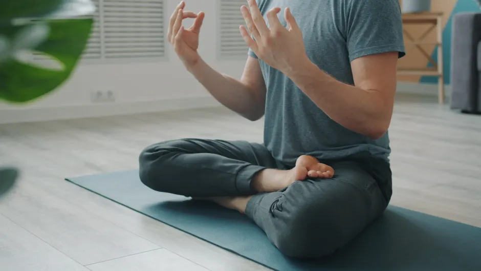 Yoga et méditation : 8 semaines, sans bouton pause Adult man sitting in yoga pose during meditation at home