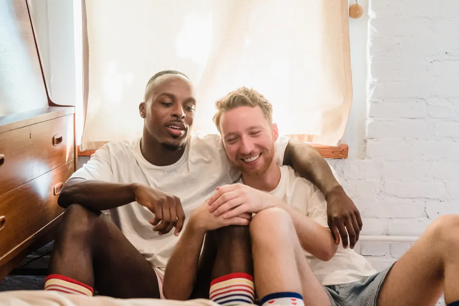 Après le mariage, 5 gestes pour retrouver l’amour sans grand soir Affectionate couple enjoying a cozy moment at home, sitting comfortably and smiling.