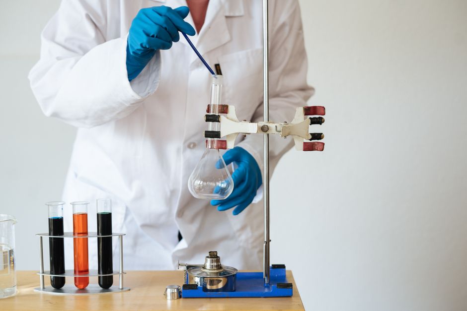 Synergie médicale : 3 publications, un piège courant Crop of unrecognizable scientist wearing lab coat and gloves and inserting pipette into empty flask mounted on ring stand while working in laboratory