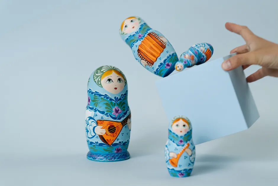 À 5-7 ans, l’accent peut peser sur la vérification, pas sur le premier oui Vibrant Russian nesting dolls against a blue backdrop. Perfect for cultural themes.