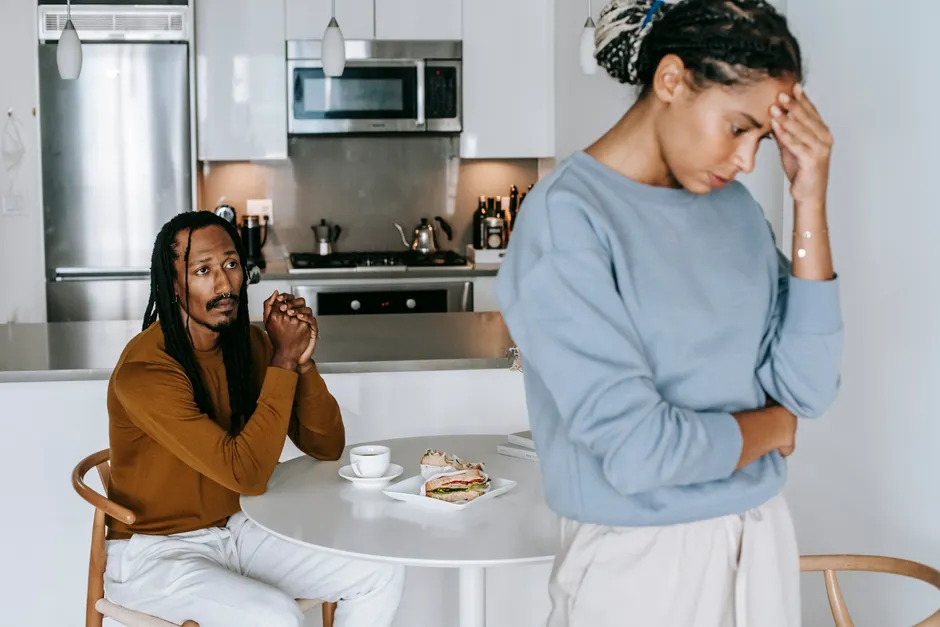 Conflits de couple : 5 réflexes pour sortir du bras de fer Young African American man sitting at table and arguing with woman while having breakfast at home