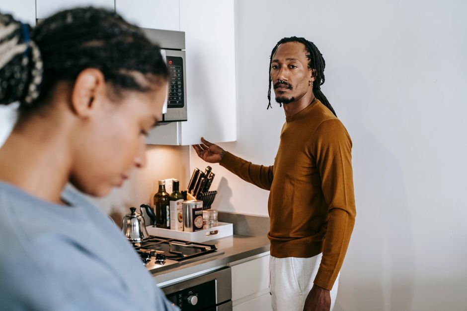 Âmes sœurs ou effet miroir : 2 études pour se sentir compris en couple Young black couple in casual outfit standing at kitchen and arguing with each other at home