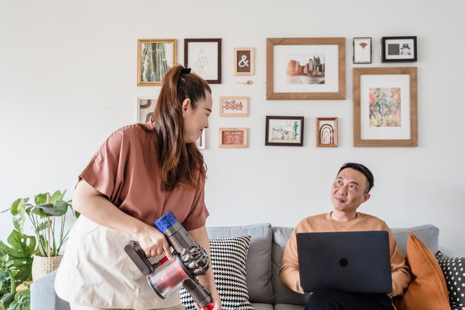 Couple durable : 4 réglages quand la vie de famille déborde Couple enjoys cleaning the living room together with smiles and mutual support.